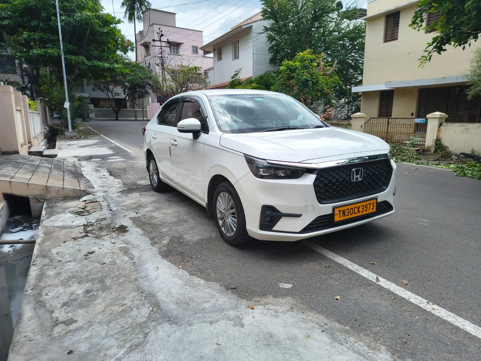 New Honda Amaze sedan for outstation cabs from Salem