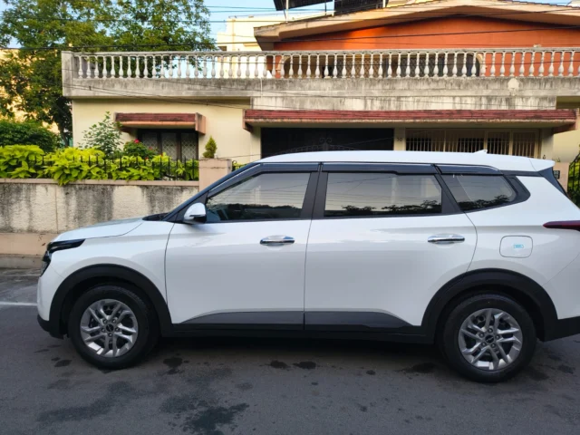 Kia Carens cab side view