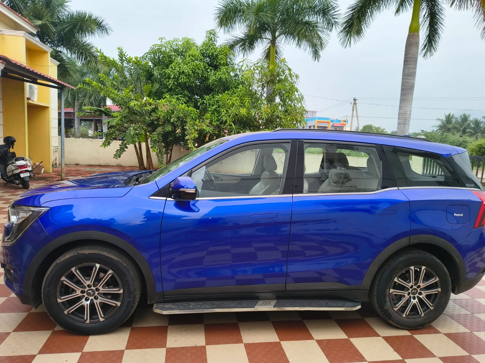 Blue Mahindra XUV700 SUV cab side view